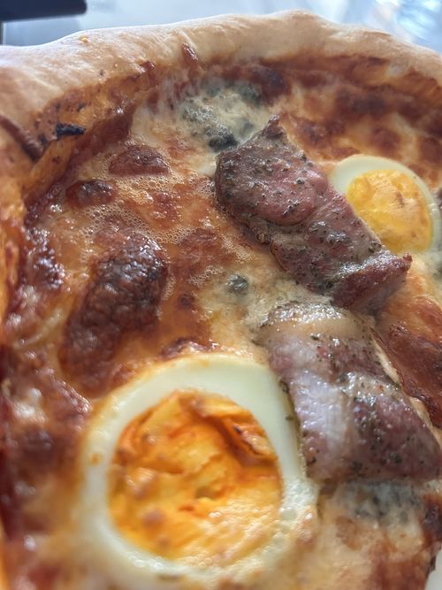 Frisch gebackene Pizza mit ei